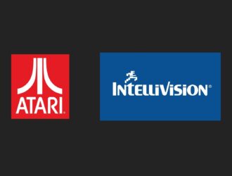 Atari ve Intellivision logoları yan yana duruyor. Atari logosu kırmızı bir arka plan üzerinde beyaz bir A harfi, Intellivision logosu ise mavi bir arka plan üzerinde beyaz bir I harfi şeklinde.