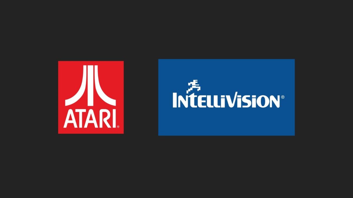 Atari ve Intellivision logoları yan yana duruyor. Atari logosu kırmızı bir arka plan üzerinde beyaz bir A harfi, Intellivision logosu ise mavi bir arka plan üzerinde beyaz bir I harfi şeklinde.